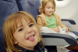 Už dost! Dítě ženu v letadle neúnavně kopalo do sedačky. Její reakce se stala hitem